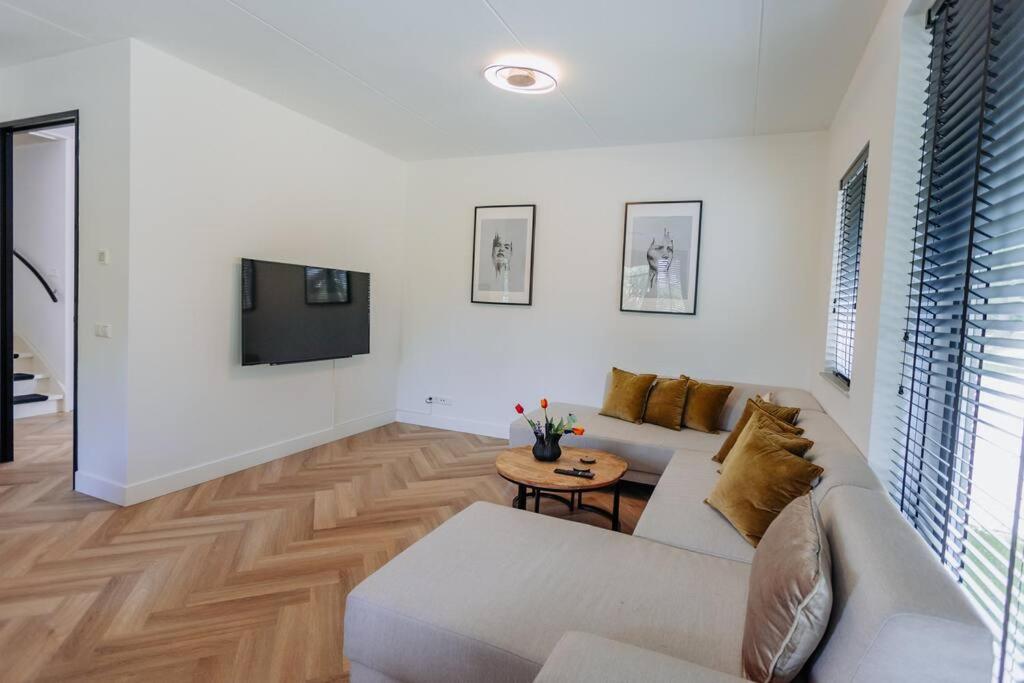 Brand new luxurious 6 bedroom villa in Amsterdam