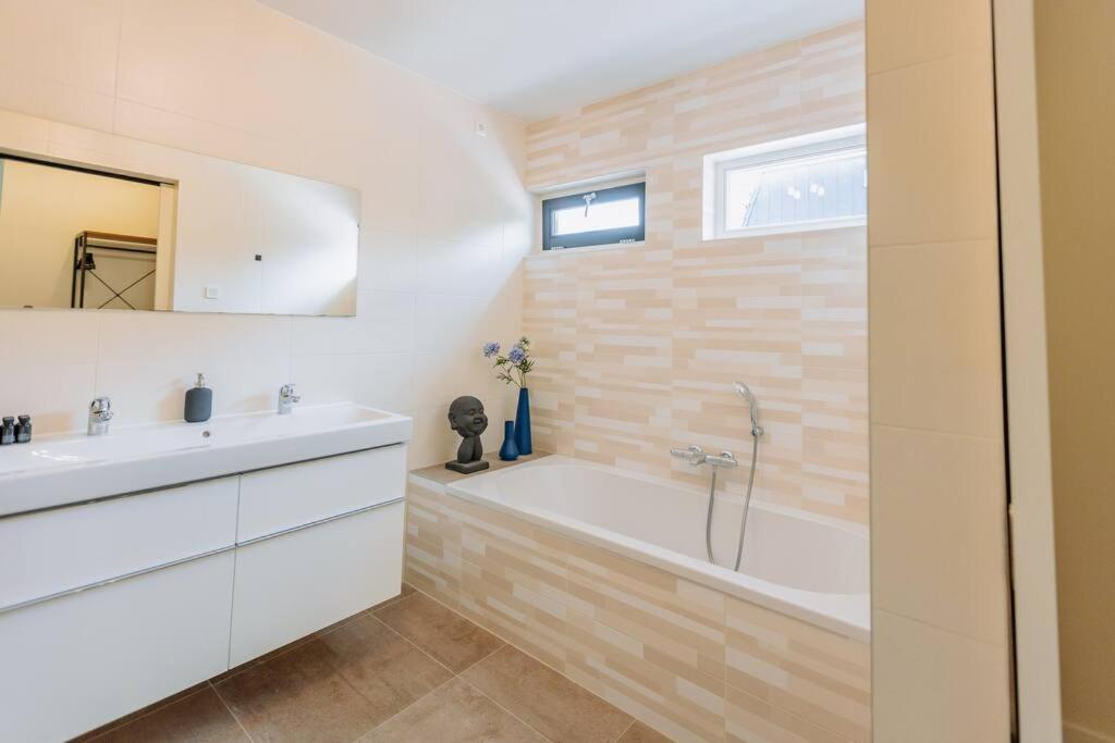 Brand new luxurious 6 bedroom villa in Amsterdam