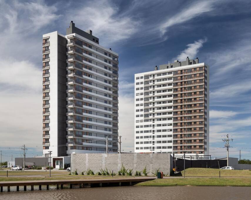 Apartamento pura vida no Parque Una com vaga de garagem.