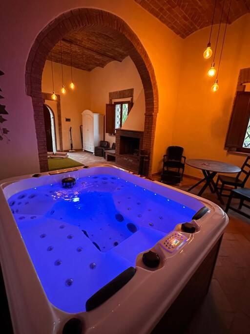 Relax nella jacuzzi in Toscana photo 2