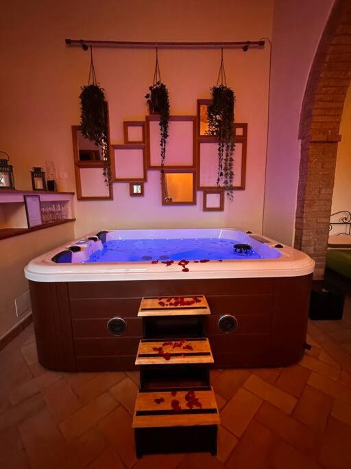 Relax nella jacuzzi in Toscana photo 5
