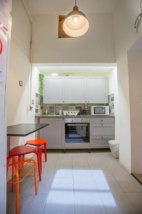 Hot tube apartment in the heart of Budapest, Kazinczy street view 3