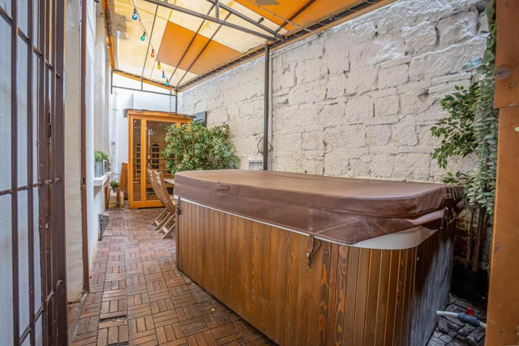 Hot tube apartment in the heart of Budapest, Kazinczy street view 5