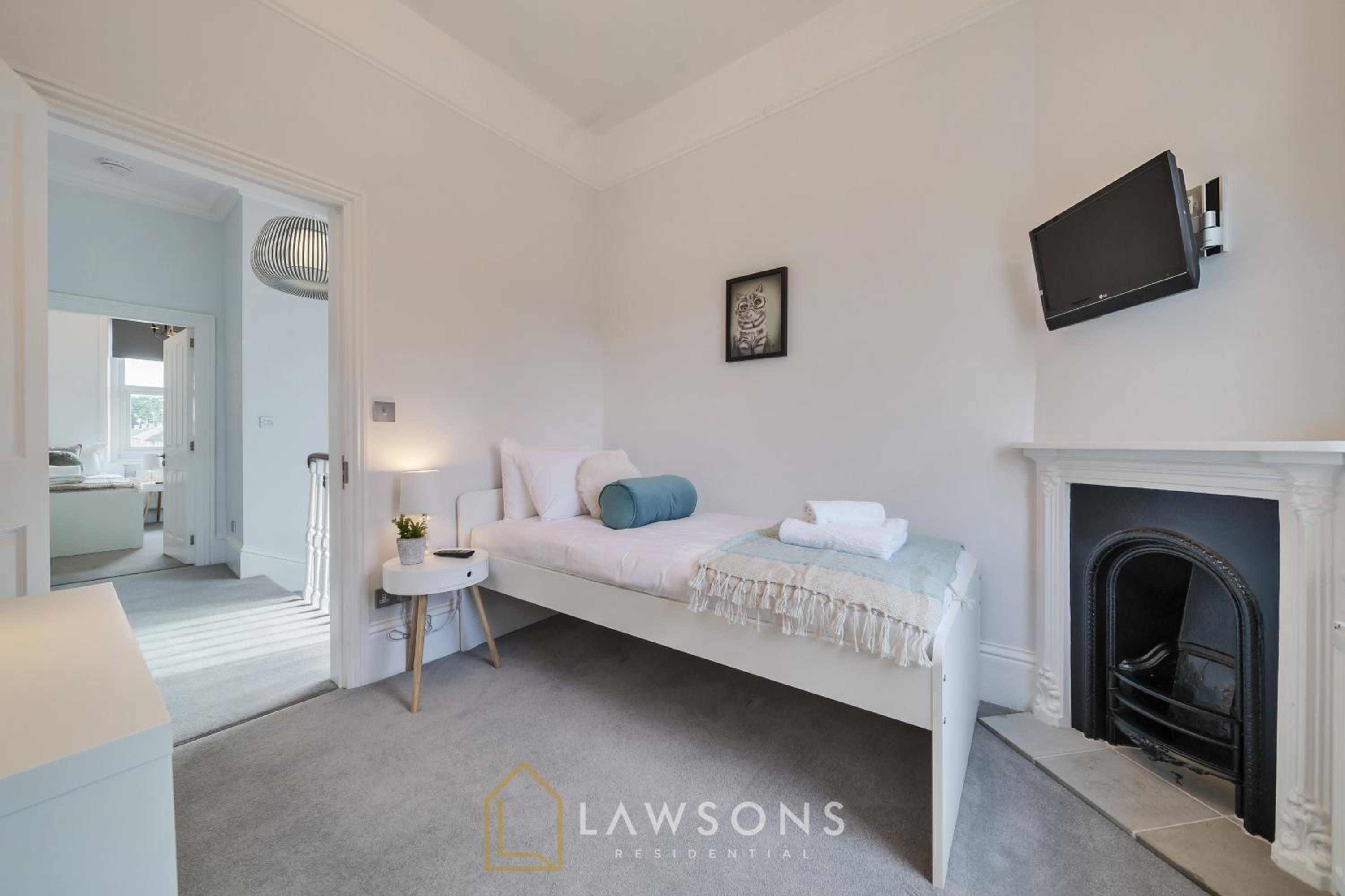 4BR Steps from Windsor Castle I Free EV view 4