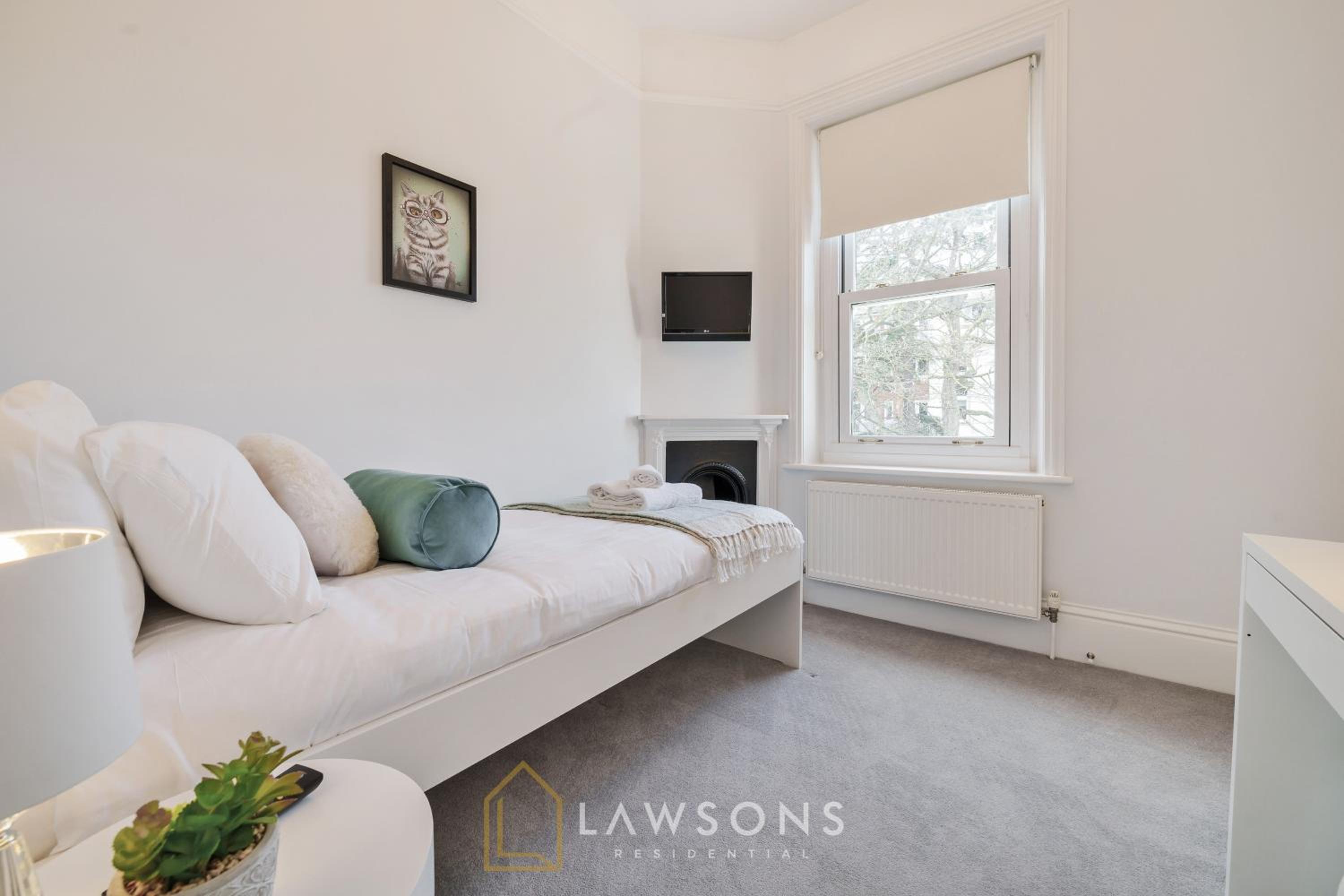 4BR Steps from Windsor Castle I Free EV view 3