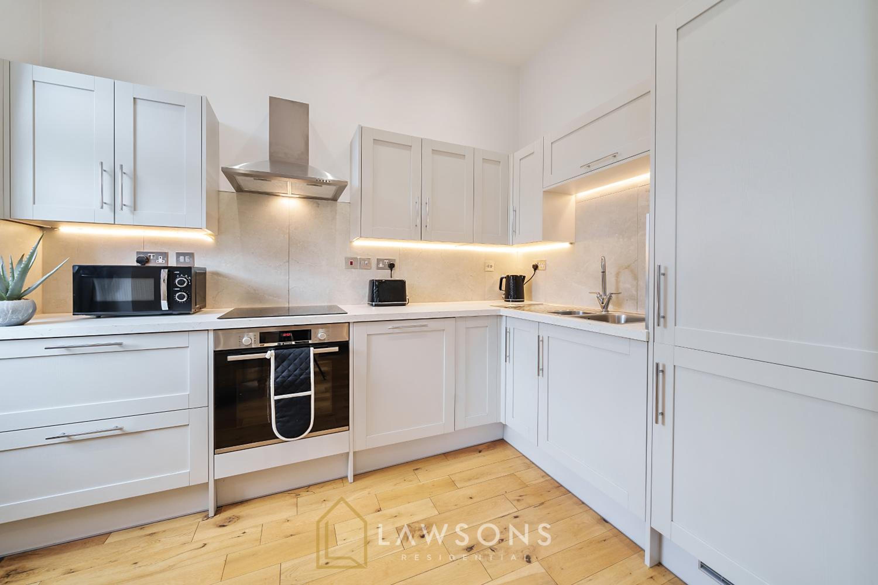 4BR Steps from Windsor Castle I Free EV view 5