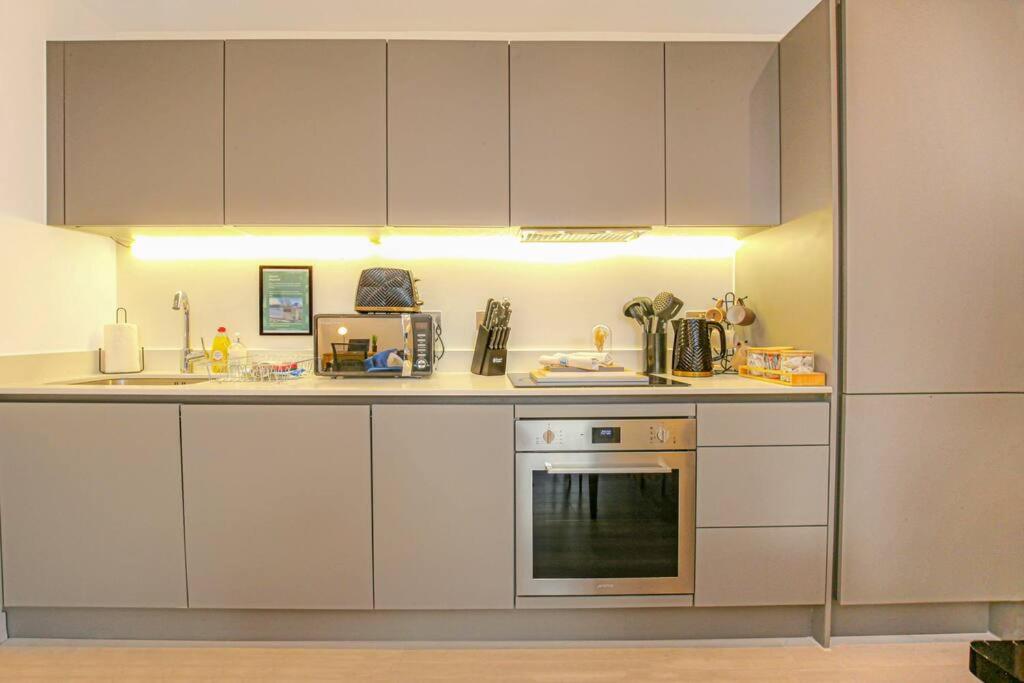 Luxury Apartment - Close to City Centre - Free Parking, Fast Wifi, SmartTV with Sky and Netflix by Yoko Property view 4