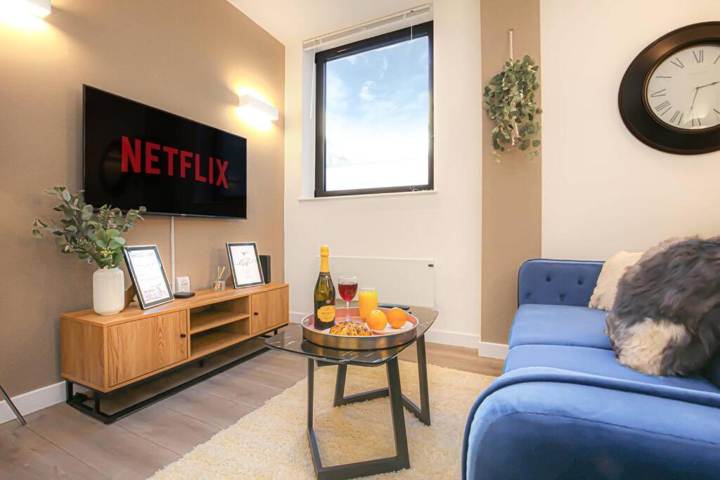 Luxury Apartment - Close to City Centre - Free Parking, Fast Wifi, SmartTV with Sky and Netflix by Yoko Property view 2