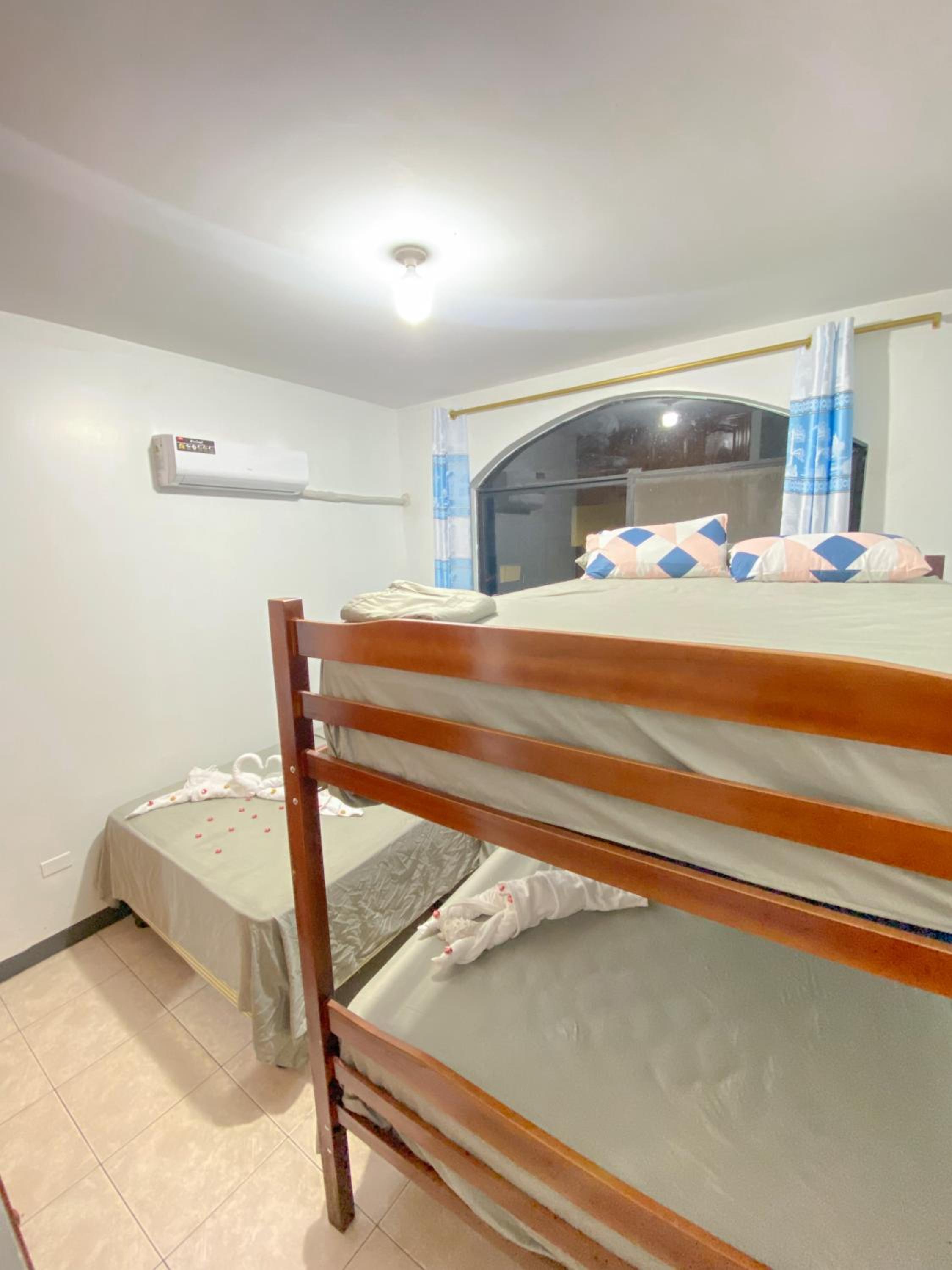 Apartamento en San Cristóbal con 2 habitaciones, 6 camas, sala, comedor, cocina, balcón privado, terraza con vista al mar, lavadora, internet satelital, ce view 2