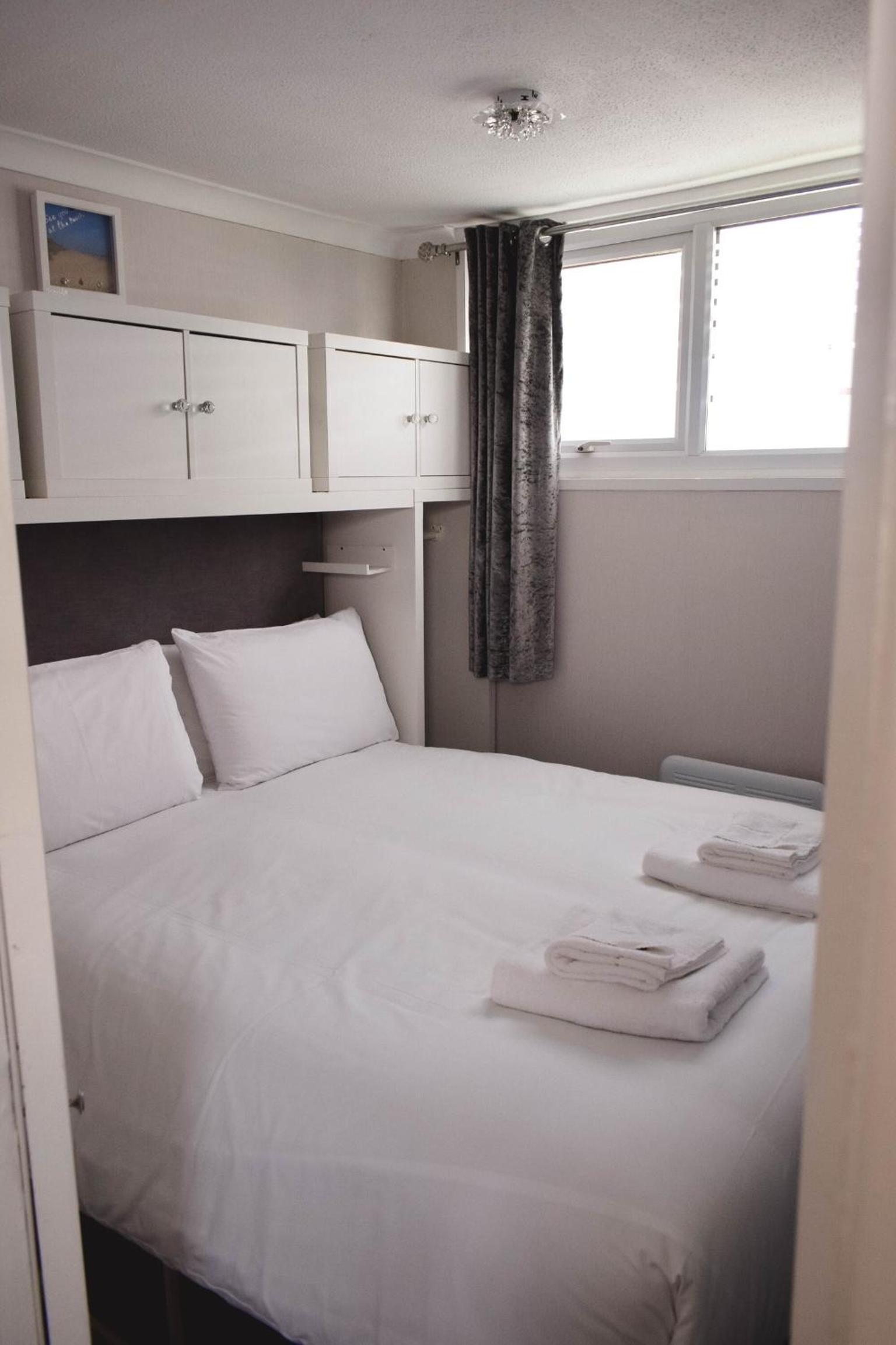 Immaculately Presented Detached Family Chalet - 5 mins to beach, nr Great Yarmouth & Norfolk Broads view 3