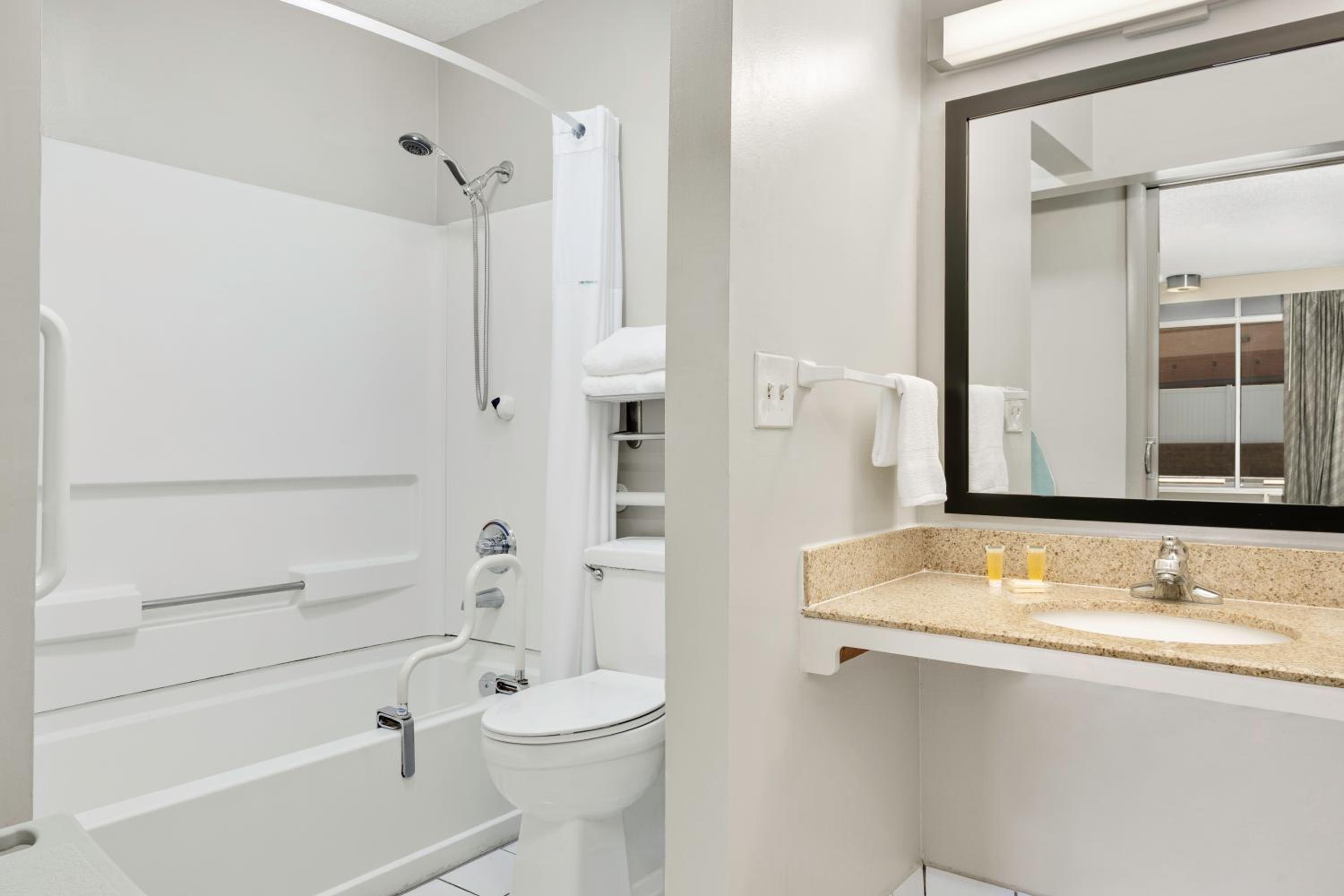 Lake City Vacations - Days Inn by Wyndham Lake City I-75 - Property Image 4