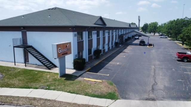 Hotel Grand Inn Fargo - Image 1