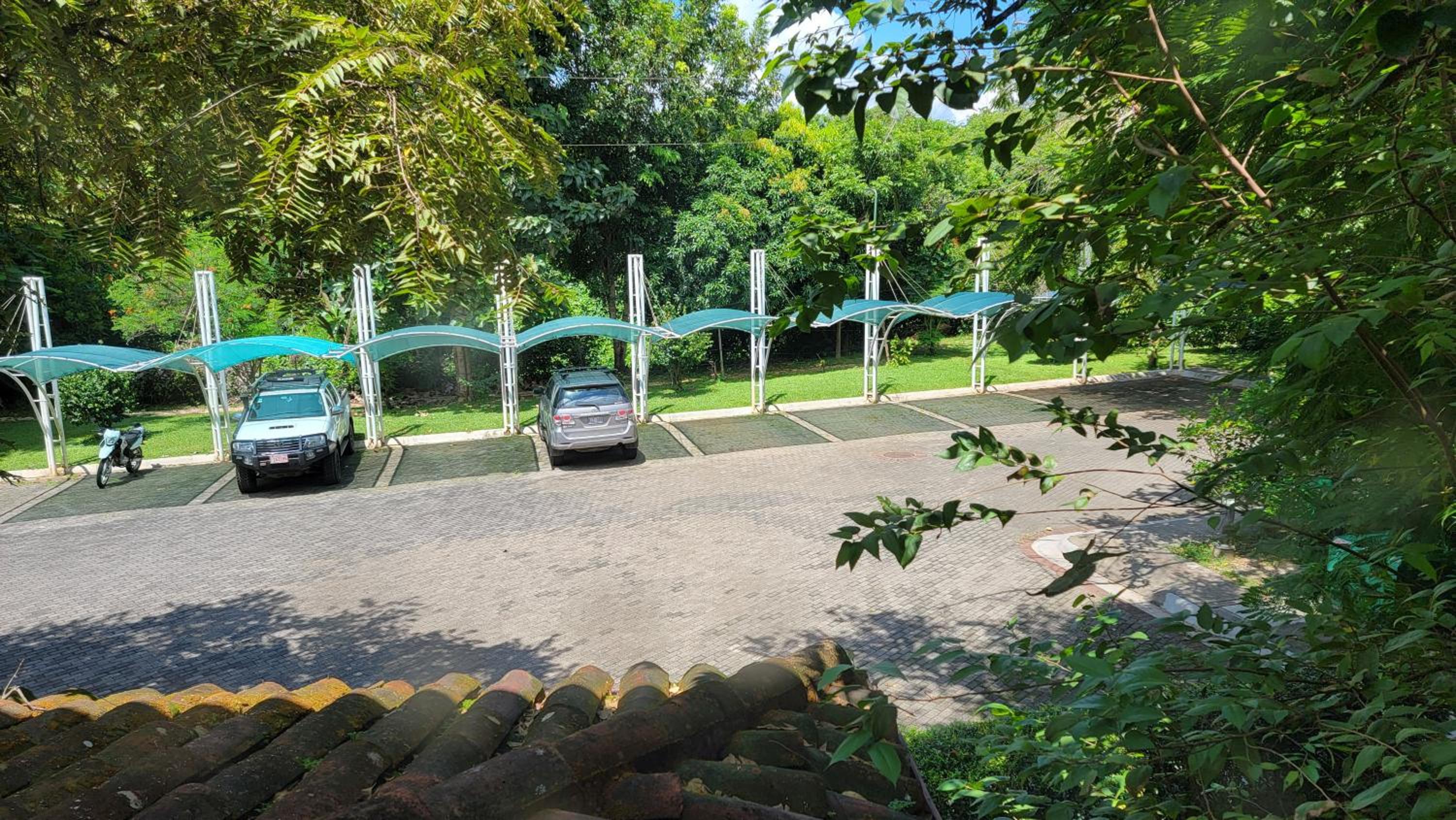 Beautiful newly refurbished 2 bedroom 2 Bathroom 2nd floor condo