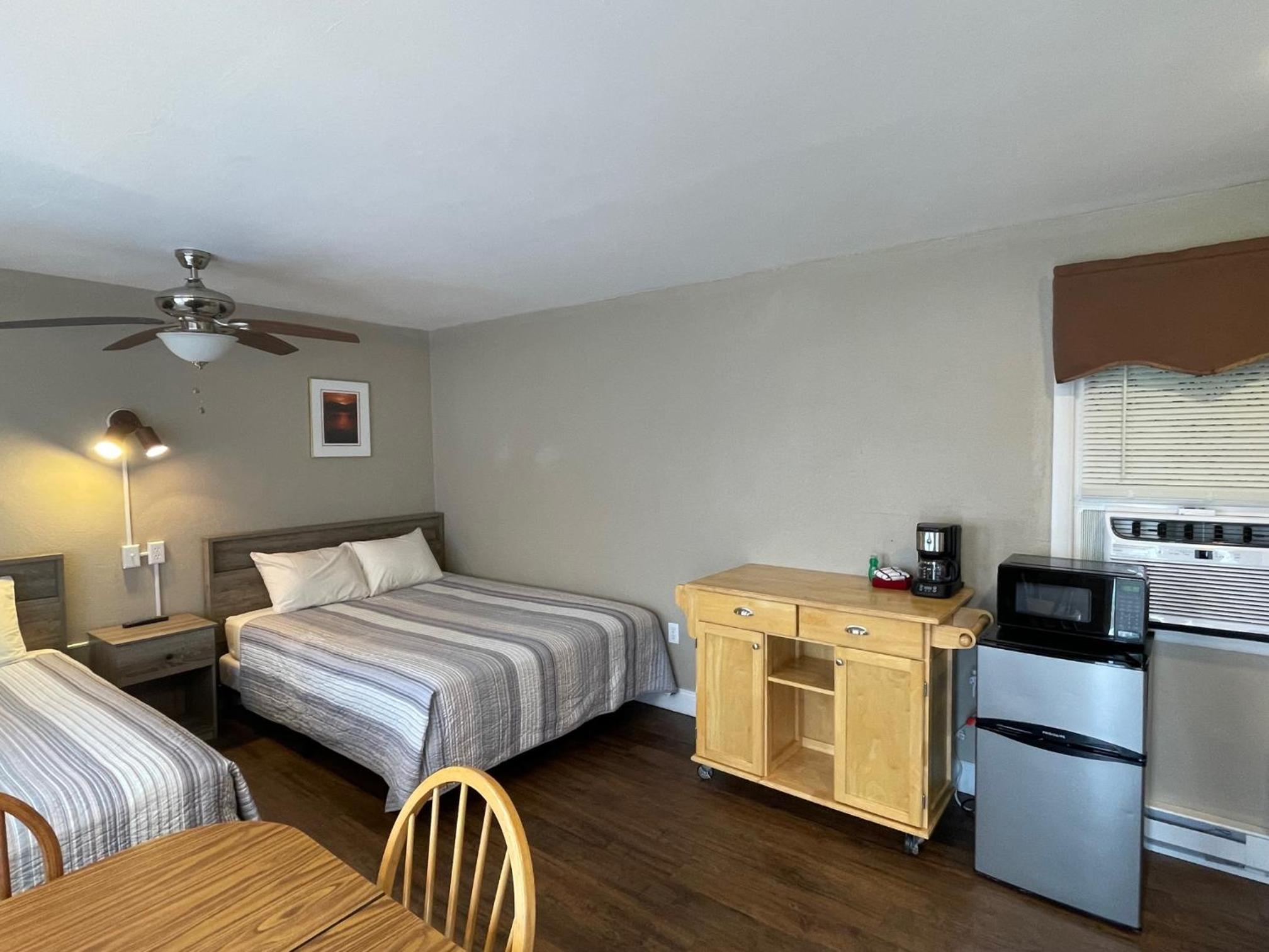 Hill View Motel and Cottages