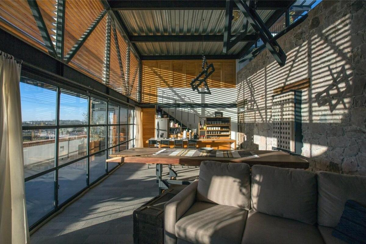 Hotel 3 deptos en el mismo lugar: Penthouse con doble altura y magnífica arquitectura, Loft con cocina integral y Departamento en planta baja con patio. - Image 1