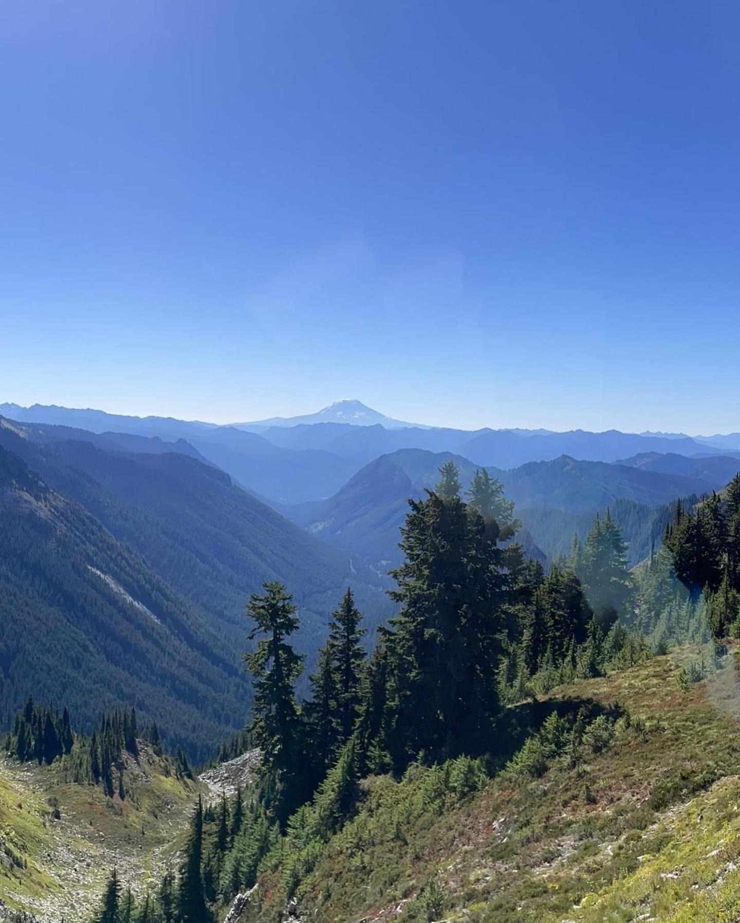 NEW Modern Cabin! 5mi to Mt Rainier National Park! Hot Tub & Wifi