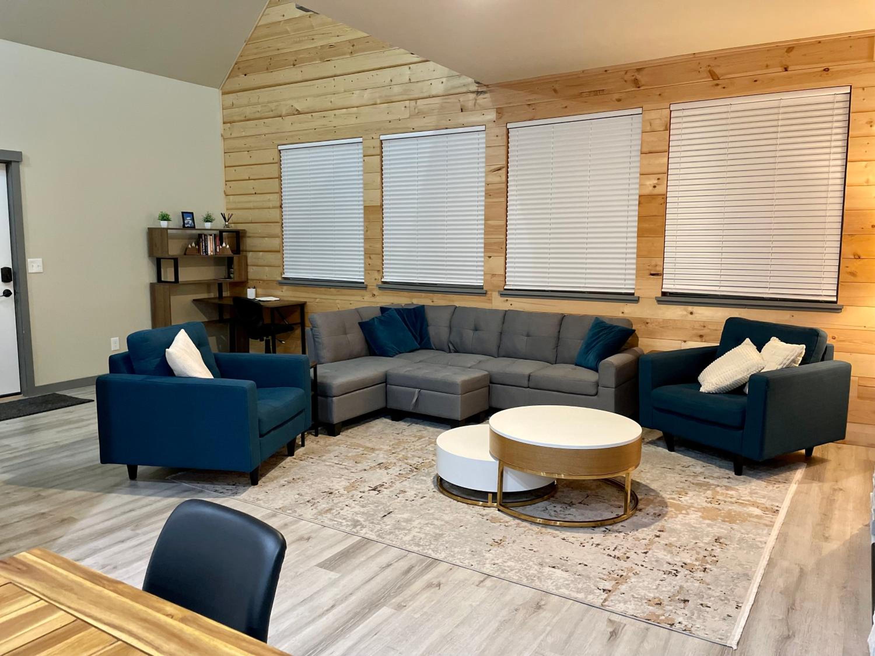 NEW Modern Cabin! 5mi to Mt Rainier National Park! Hot Tub & Wifi