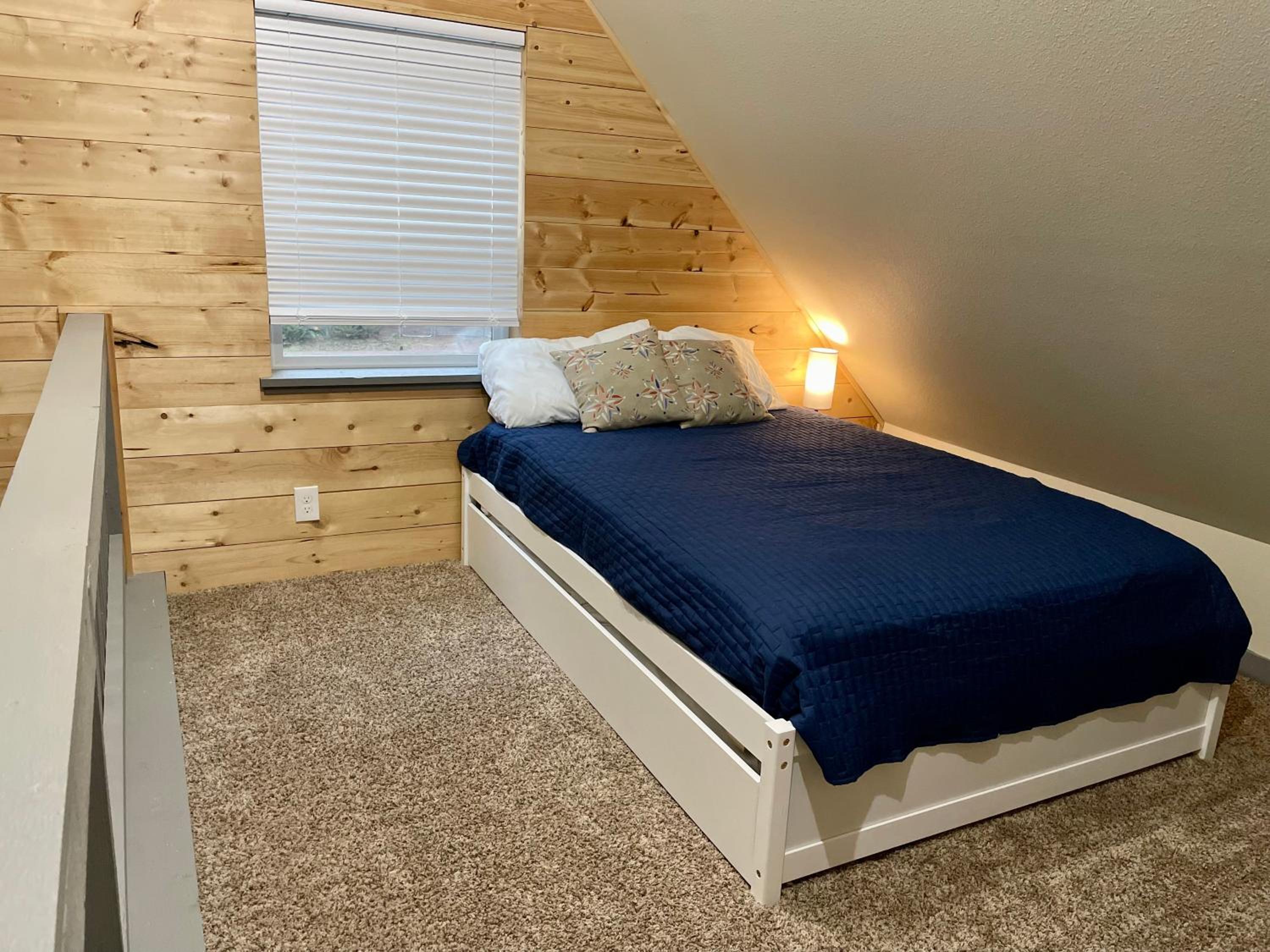 NEW Modern Cabin! 5mi to Mt Rainier National Park! Hot Tub & Wifi