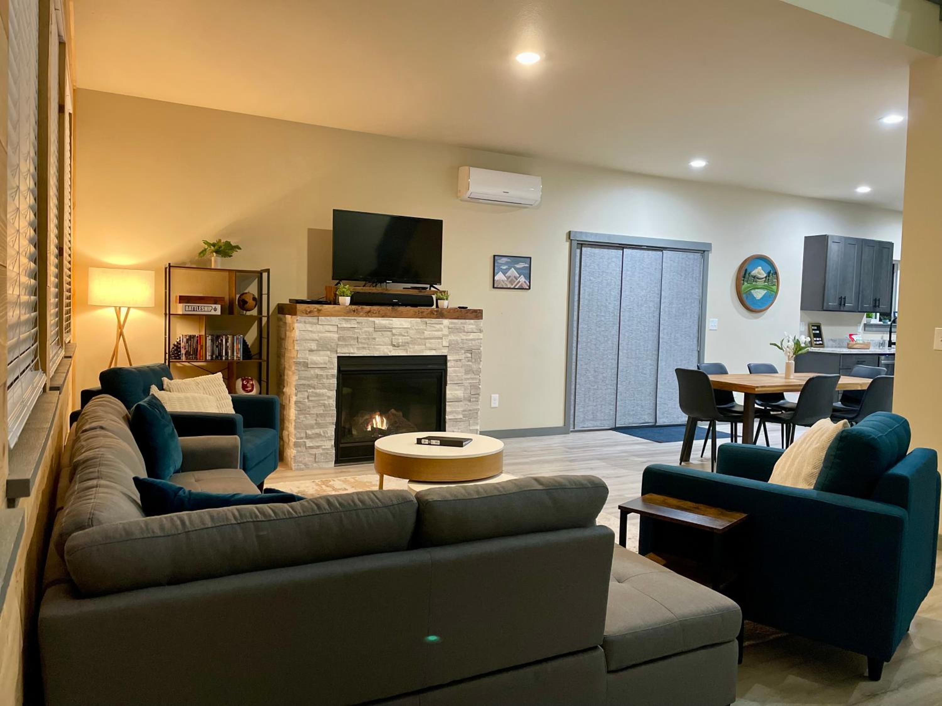 NEW Modern Cabin! 5mi to Mt Rainier National Park! Hot Tub & Wifi