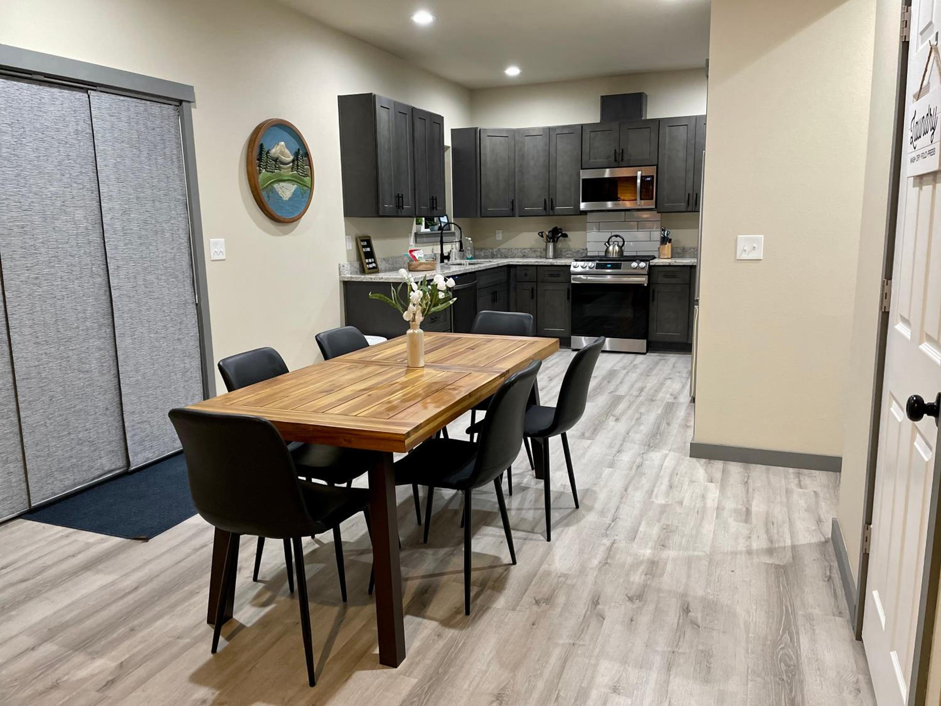 NEW Modern Cabin! 5mi to Mt Rainier National Park! Hot Tub & Wifi