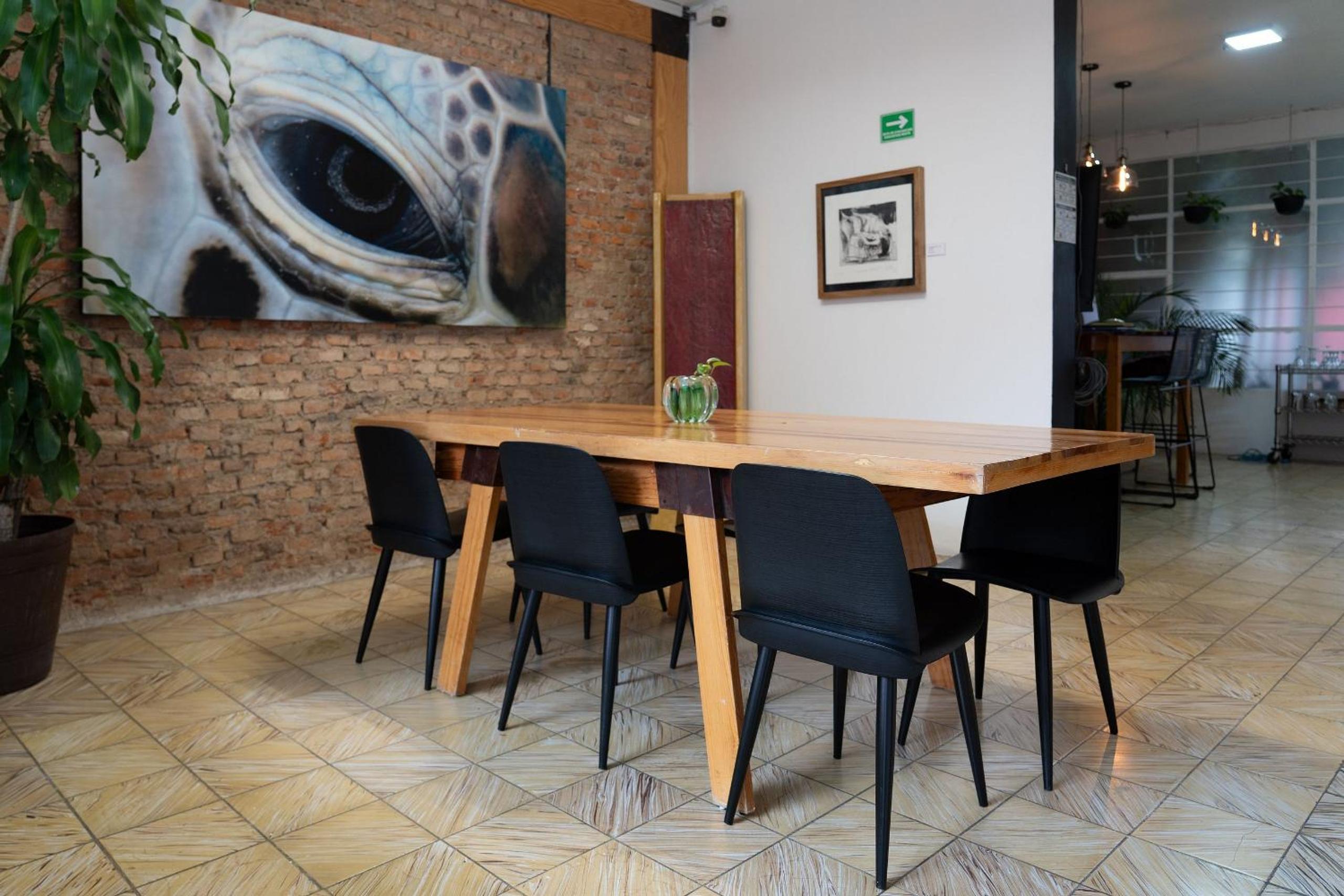 Habitaciones privadas con baño propio en una zona segura y céntrica de Guadalajara.