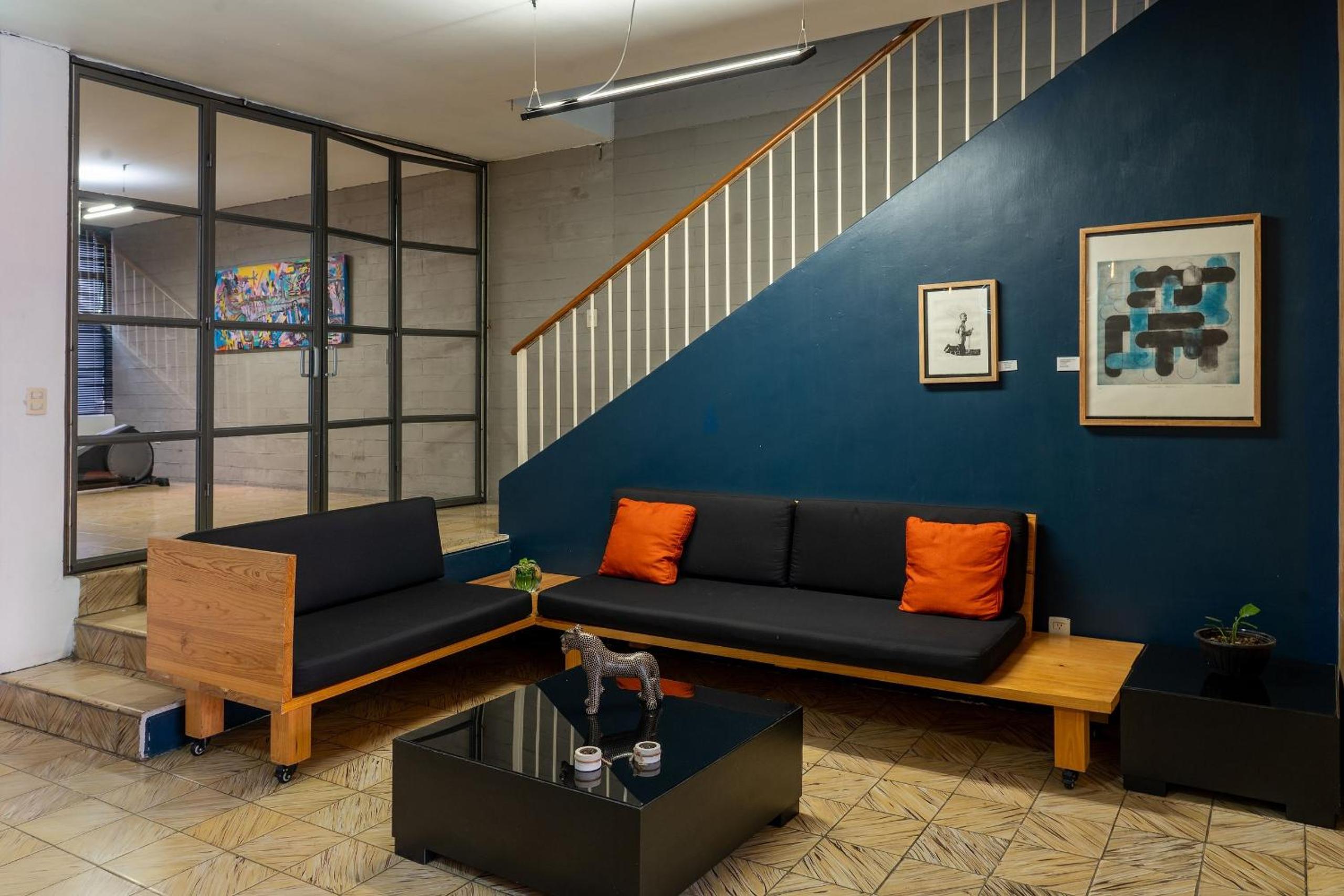 Habitaciones privadas con baño propio en una zona segura y céntrica de Guadalajara.