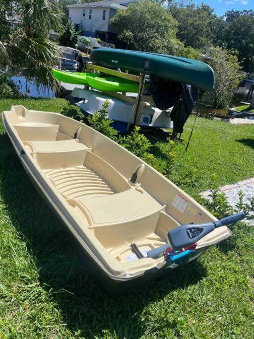 Weeki Wachee Retreat Canal home with hot tub kayaks canoe and boat with trolling motor included