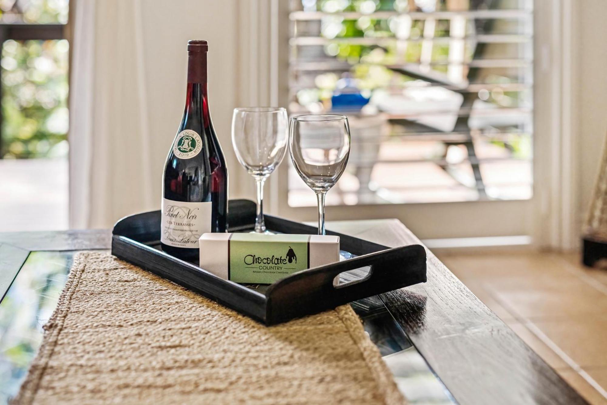 Elevata Villa Montville - Magnesium Spa & Fireplace set in a Lush Tropical Garden