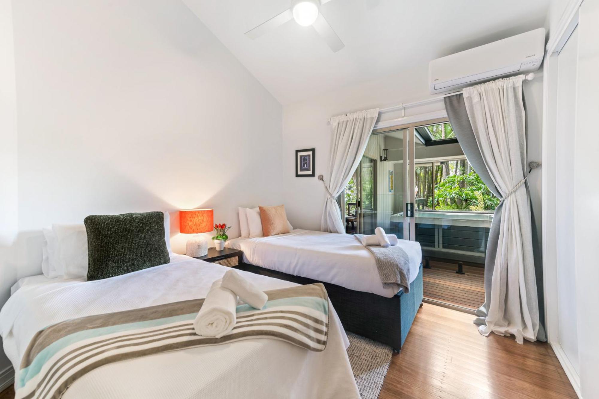 Elevata Villa Montville - Magnesium Spa & Fireplace set in a Lush Tropical Garden