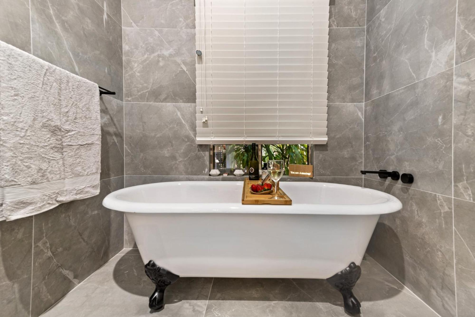 Elevata Villa Montville - Magnesium Spa & Fireplace set in a Lush Tropical Garden