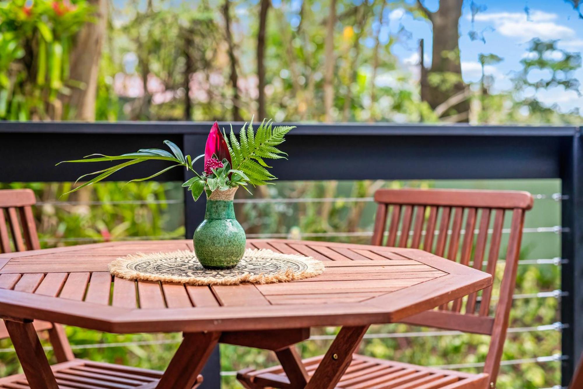 Elevata Villa Montville - Magnesium Spa & Fireplace set in a Lush Tropical Garden