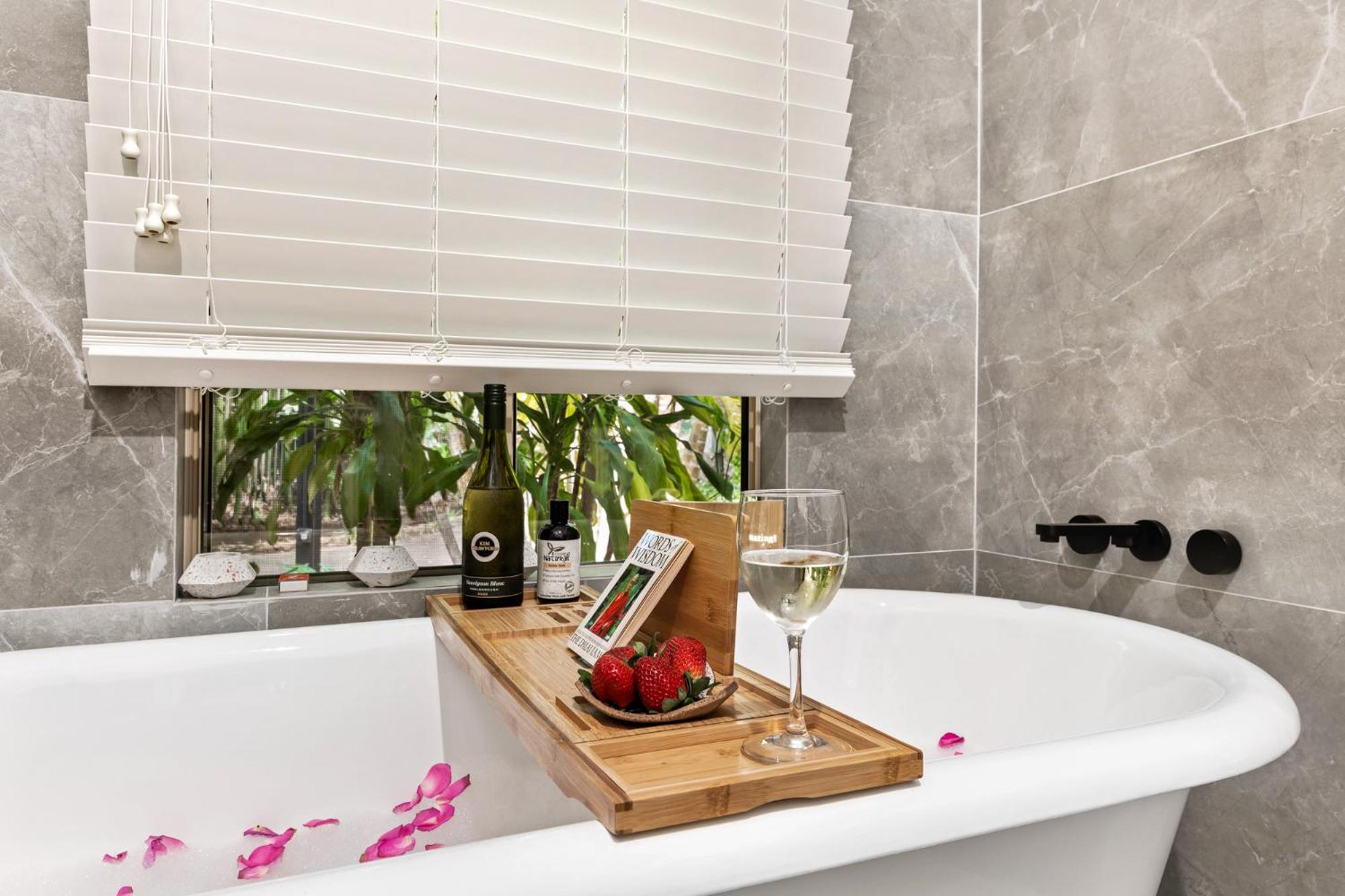 Elevata Villa Montville - Magnesium Spa & Fireplace set in a Lush Tropical Garden