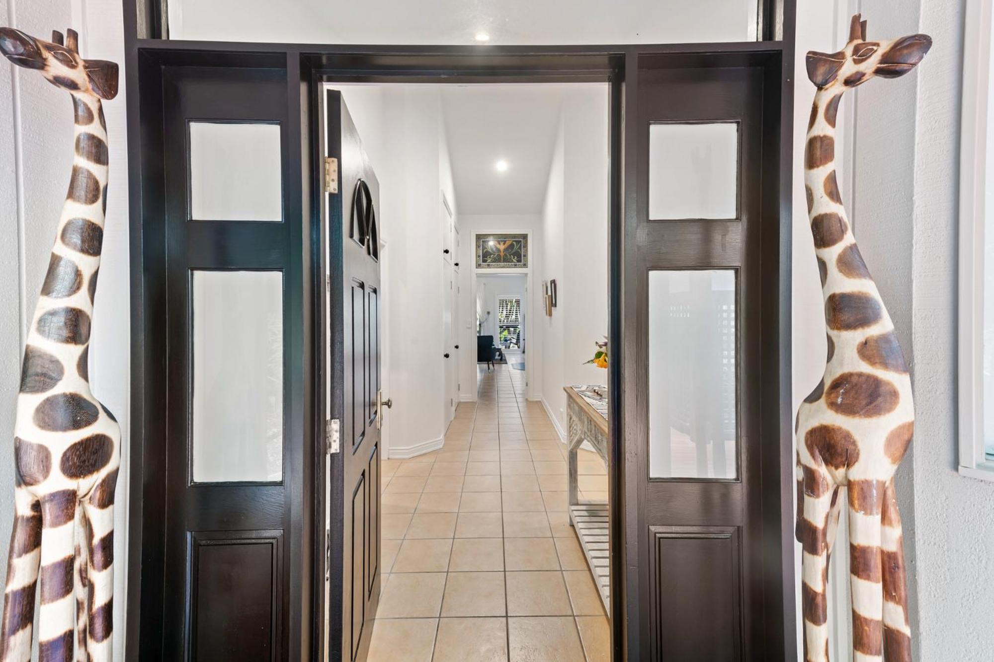 Elevata Villa Montville - Magnesium Spa & Fireplace set in a Lush Tropical Garden