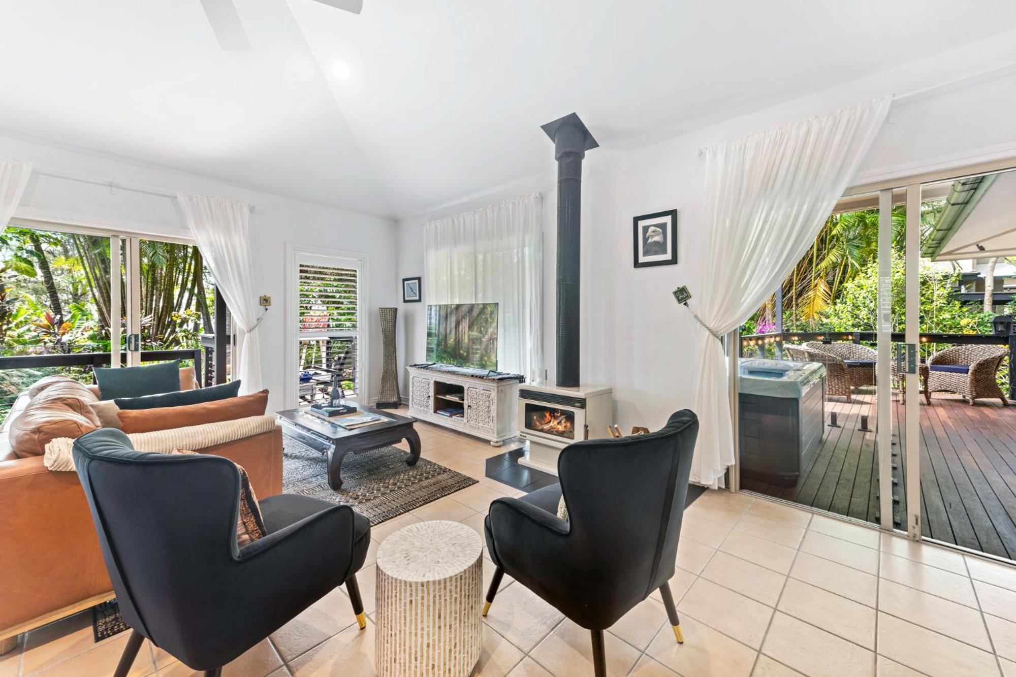 Elevata Villa Montville - Magnesium Spa & Fireplace set in a Lush Tropical Garden