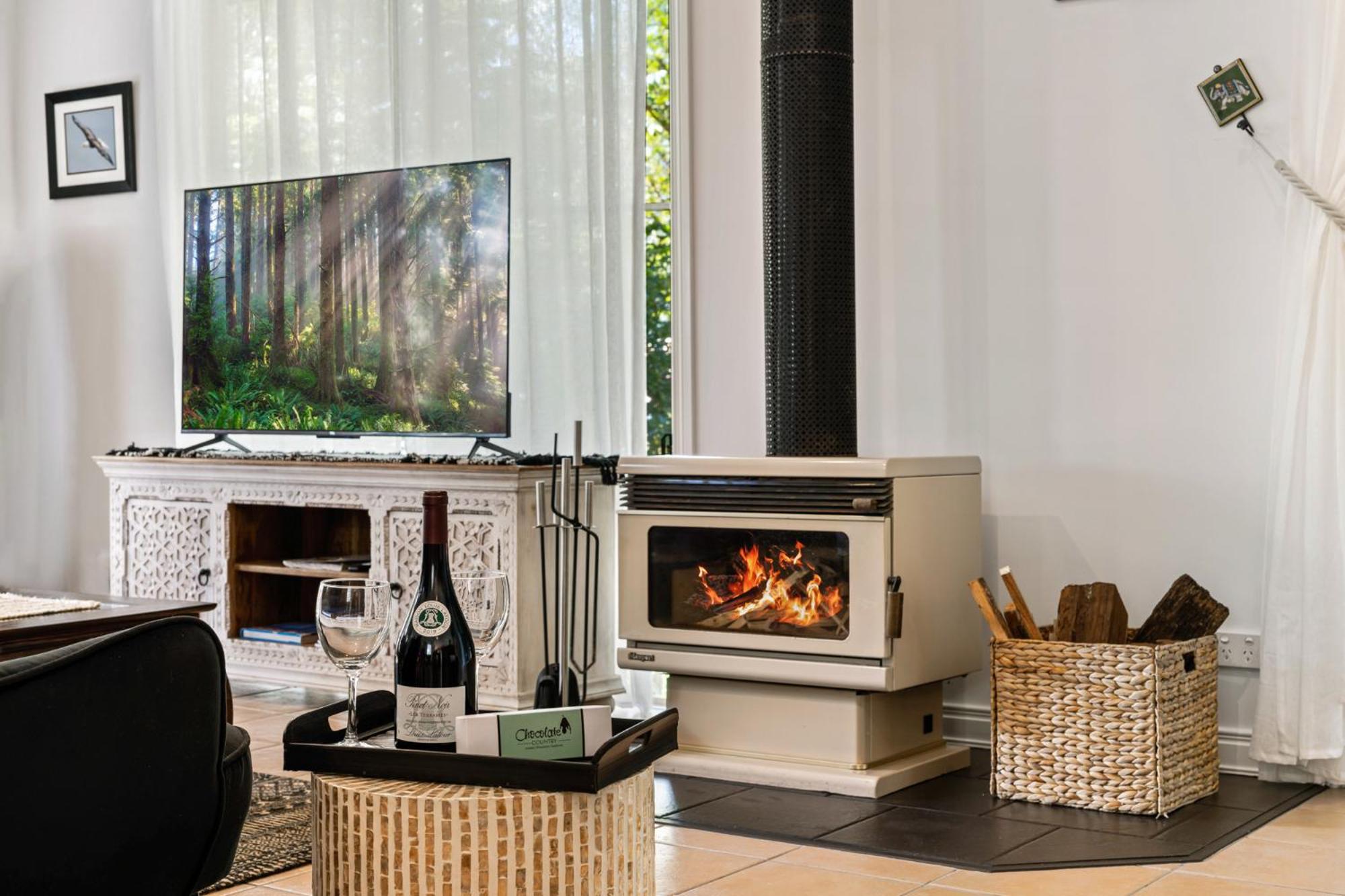 Elevata Villa Montville - Magnesium Spa & Fireplace set in a Lush Tropical Garden