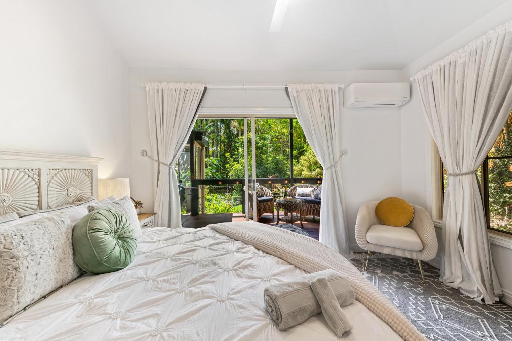 Elevata Villa Montville - Magnesium Spa & Fireplace set in a Lush Tropical Garden