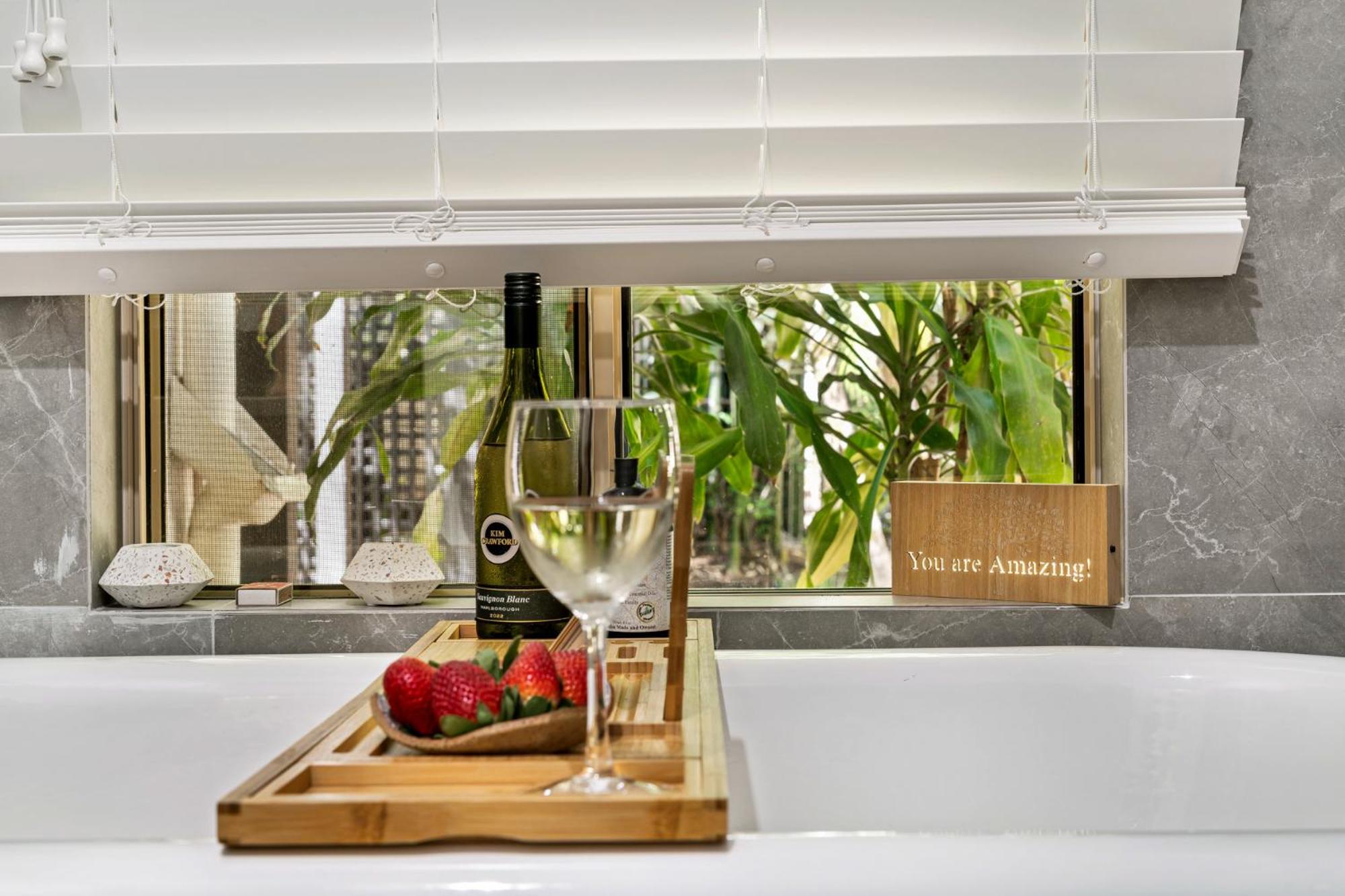 Elevata Villa Montville - Magnesium Spa & Fireplace set in a Lush Tropical Garden