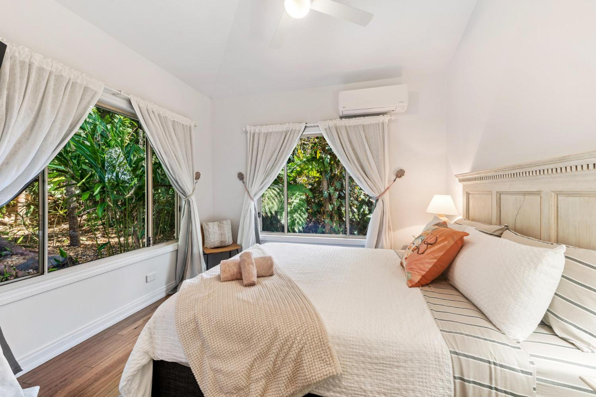 Elevata Villa Montville - Magnesium Spa & Fireplace set in a Lush Tropical Garden