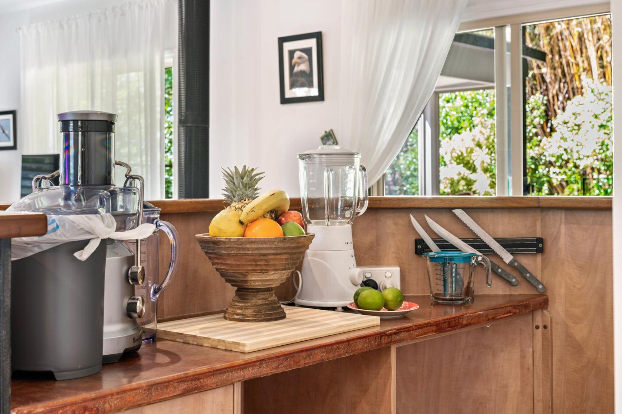 Elevata Villa Montville - Magnesium Spa & Fireplace set in a Lush Tropical Garden