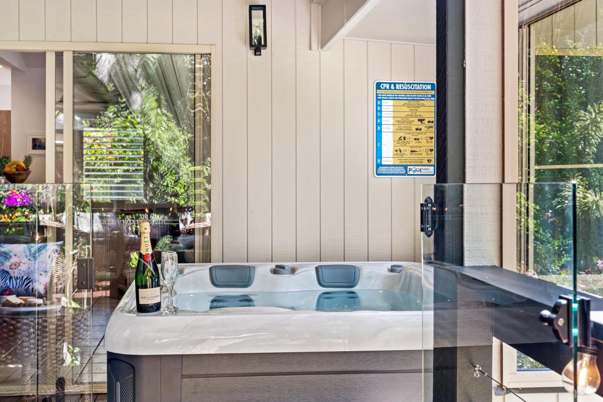 Elevata Villa Montville - Magnesium Spa & Fireplace set in a Lush Tropical Garden