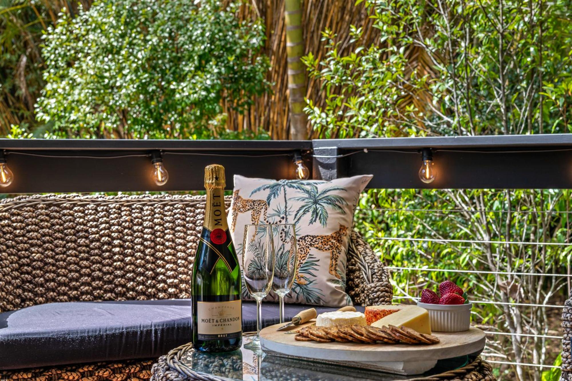 Elevata Villa Montville - Magnesium Spa & Fireplace set in a Lush Tropical Garden