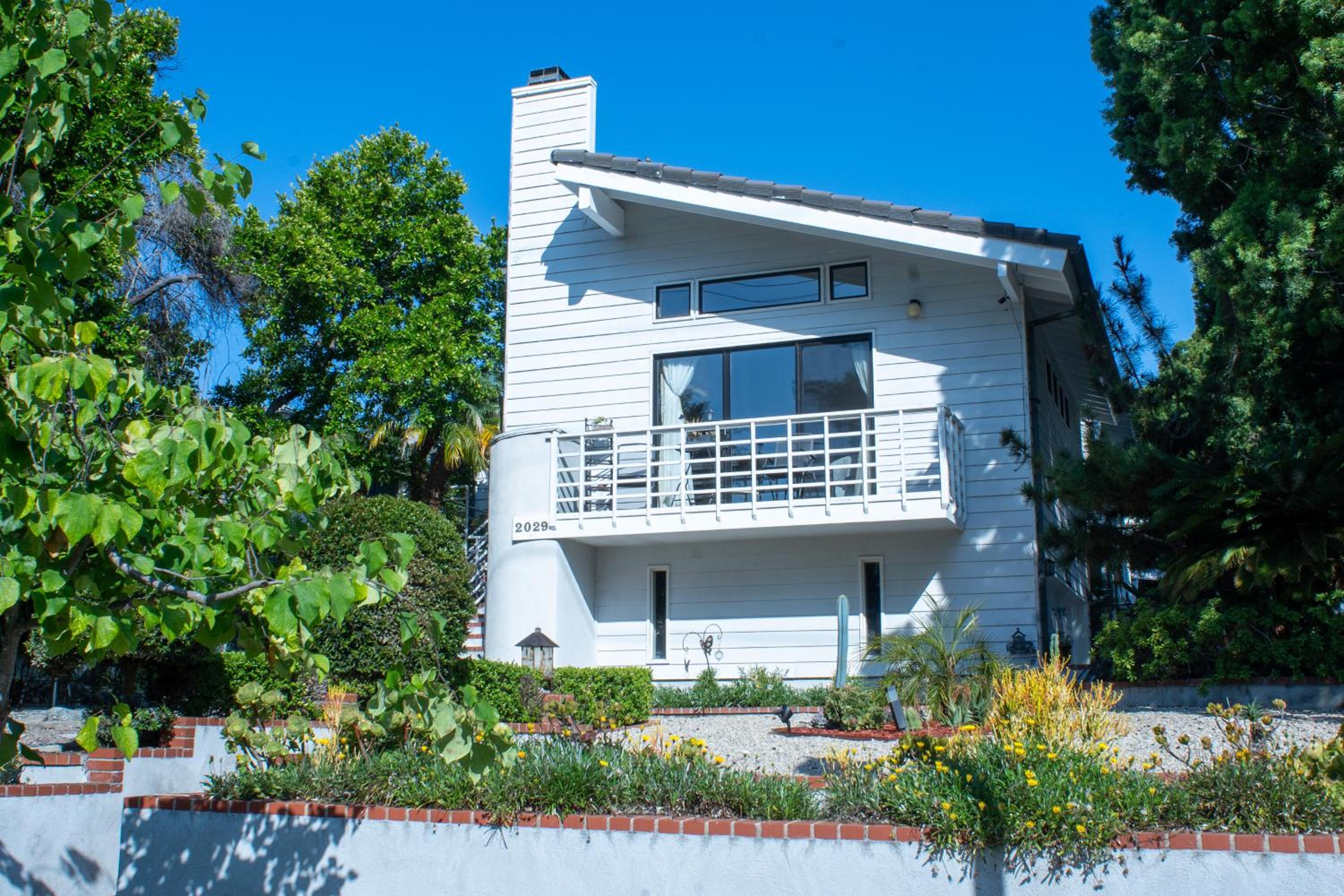 Large Luxury Studio with View in Santa Monica