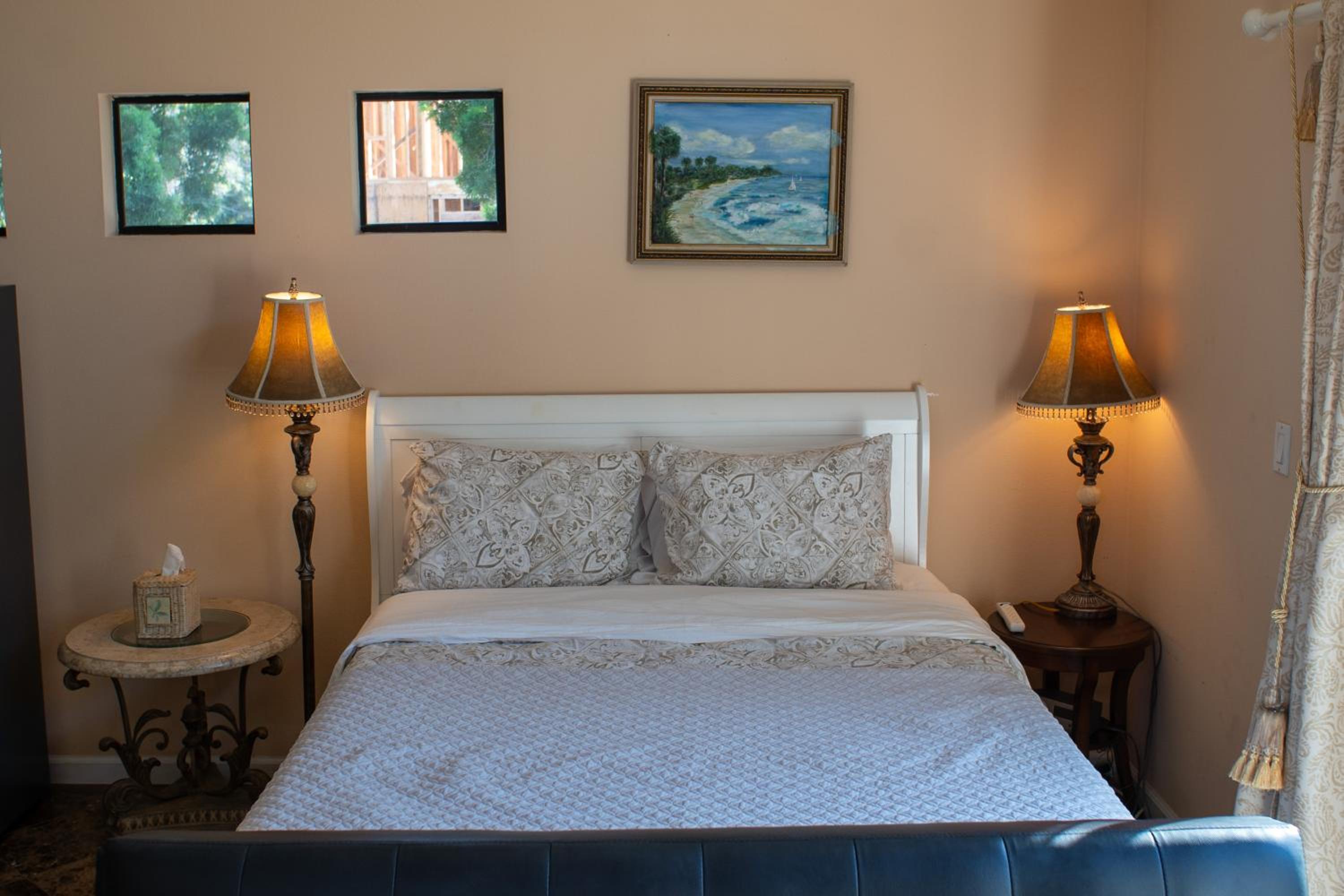 Large Luxury Studio with View in Santa Monica