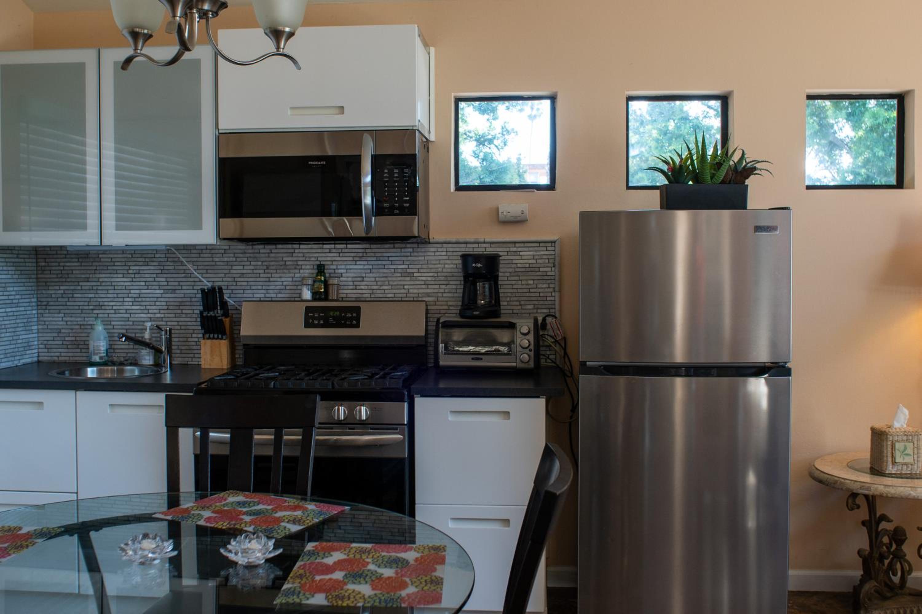 Large Luxury Studio with View in Santa Monica