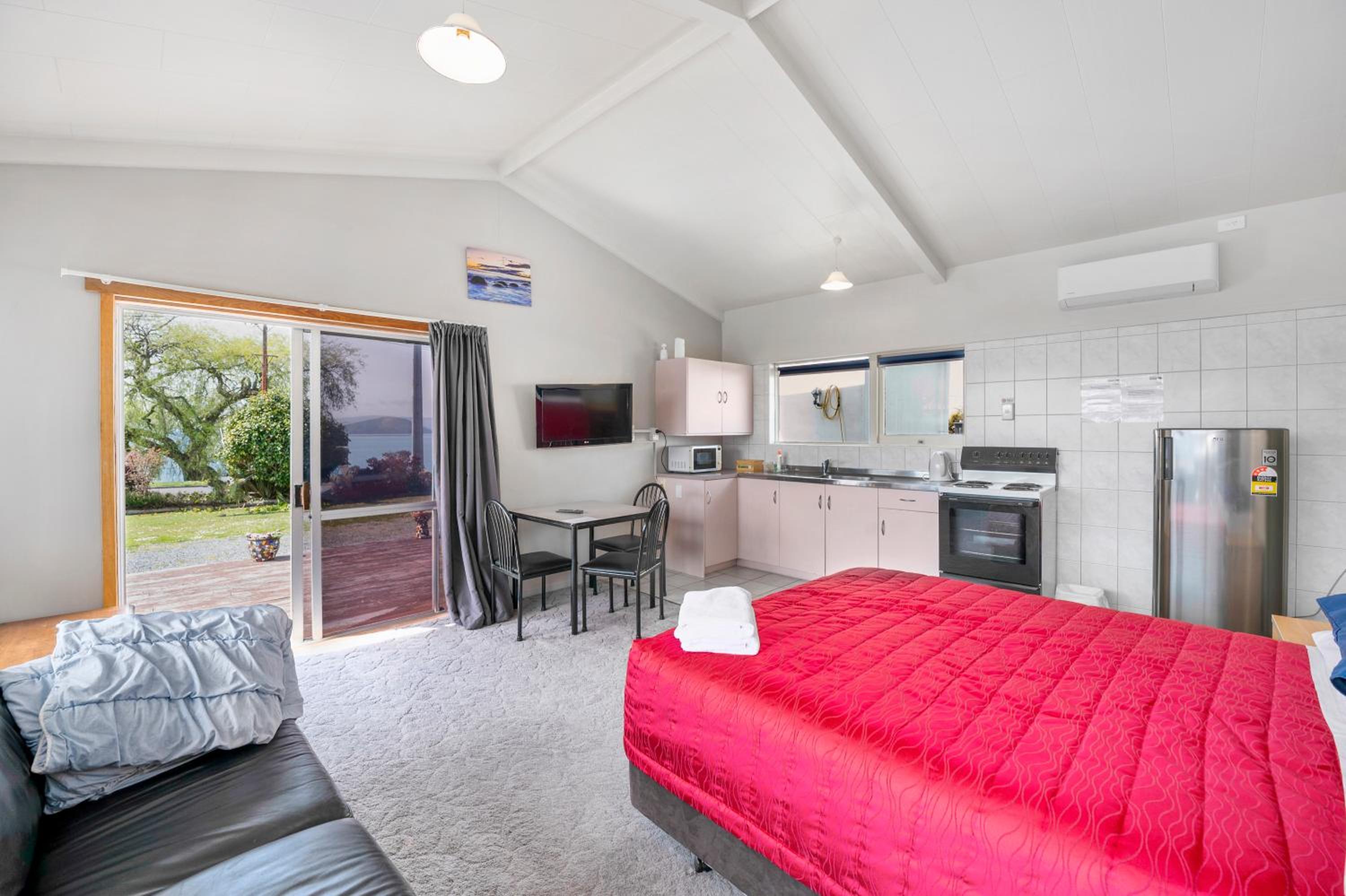 Jack & Di's Waiteti Lakefront Motel
