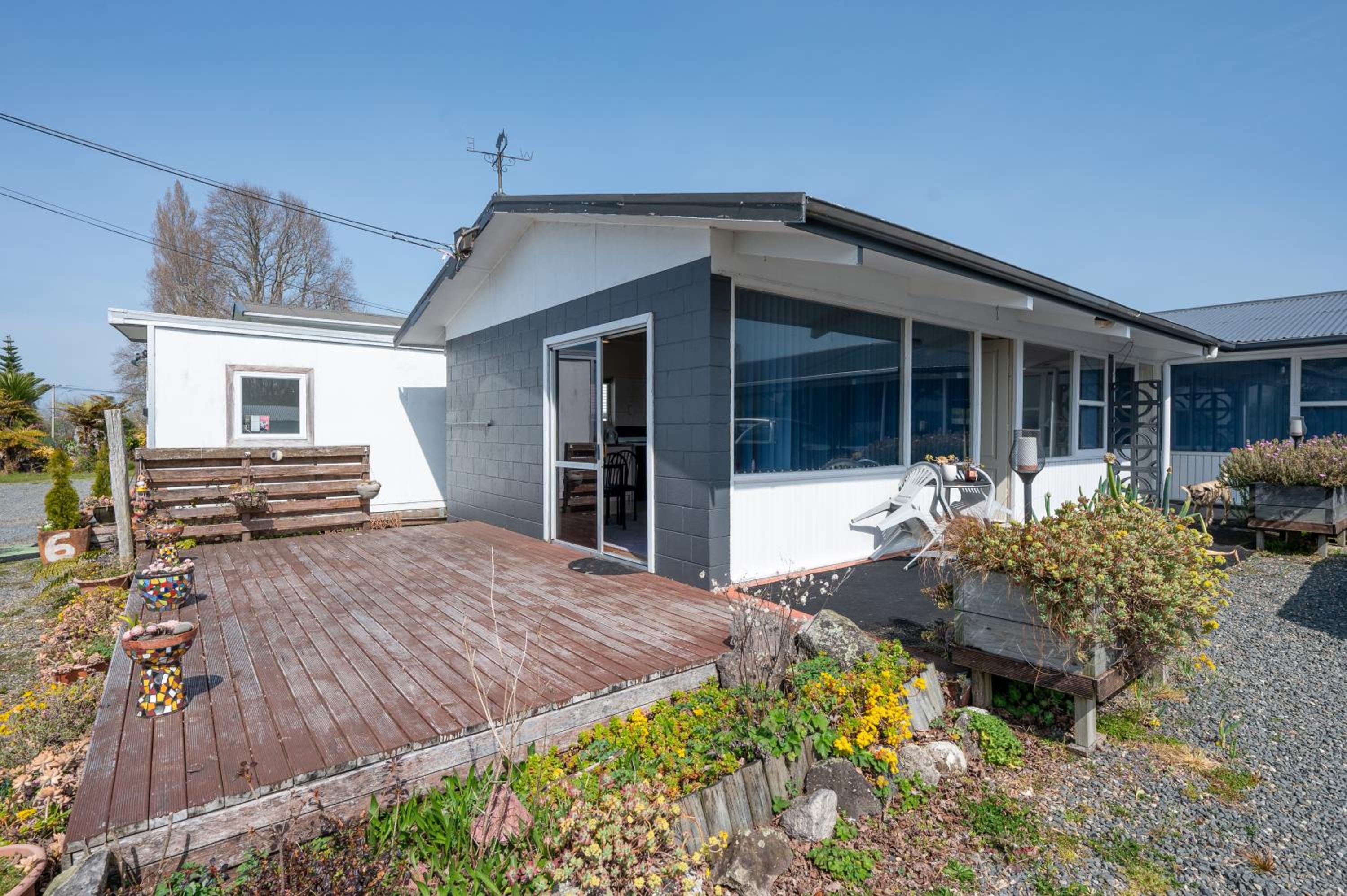 Jack & Di's Waiteti Lakefront Motel