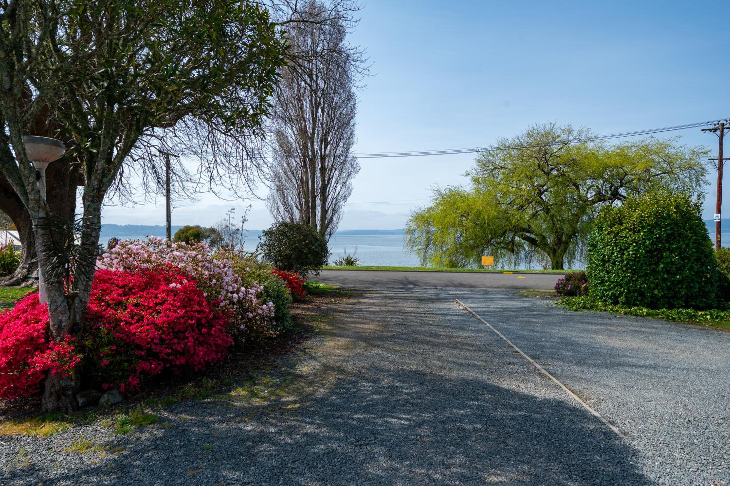 Jack & Di's Waiteti Lakefront Motel
