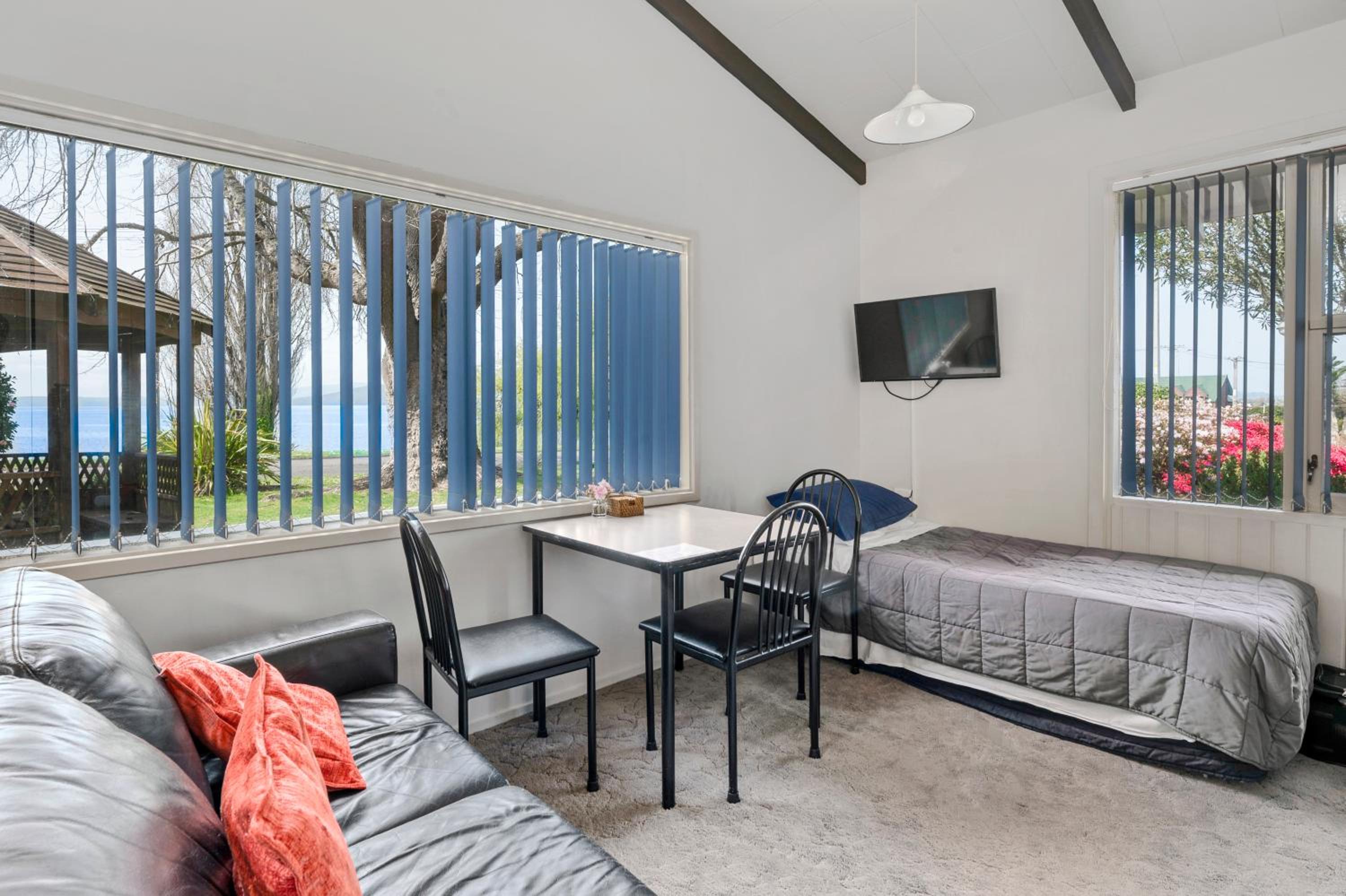Jack & Di's Waiteti Lakefront Motel