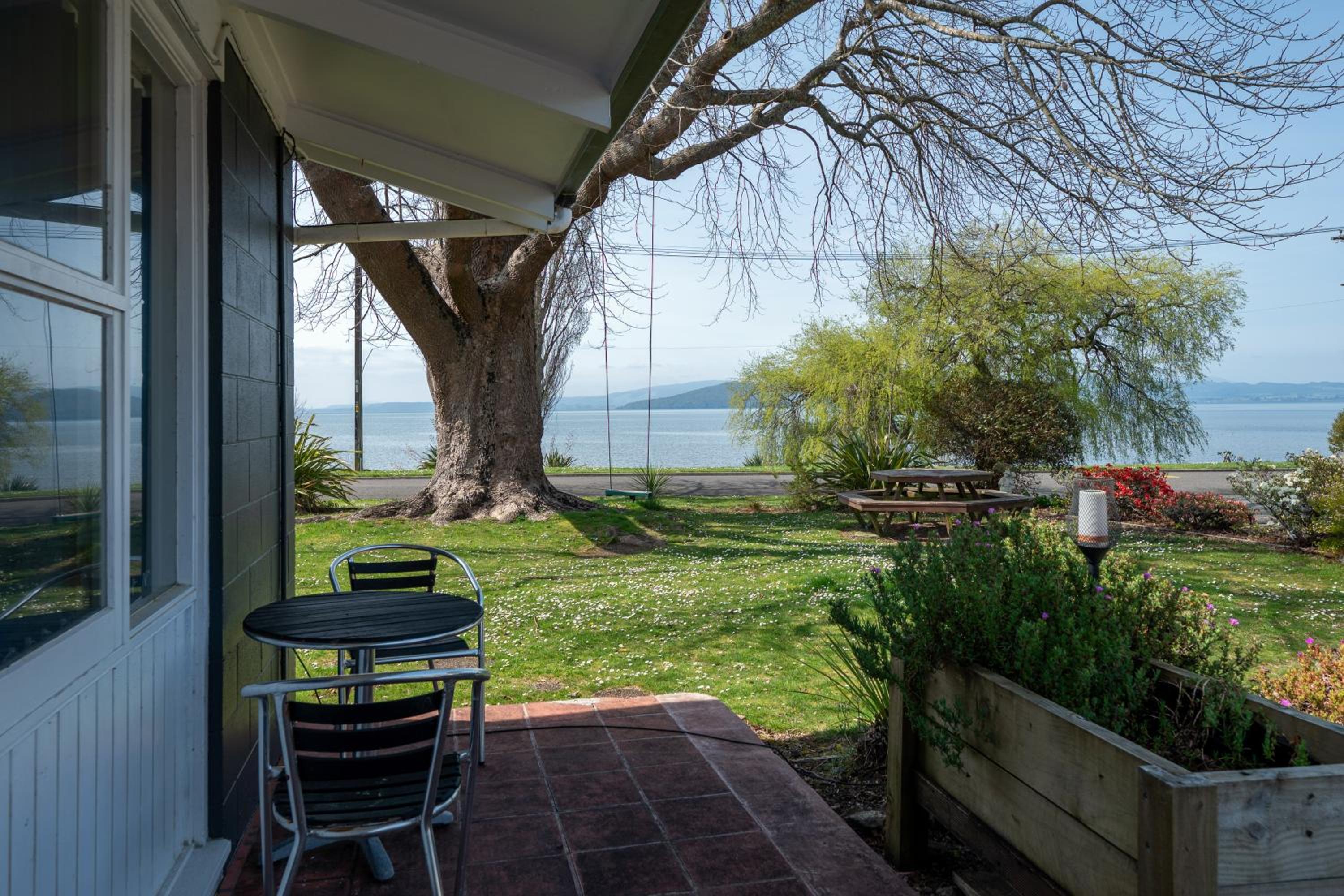Jack & Di's Waiteti Lakefront Motel