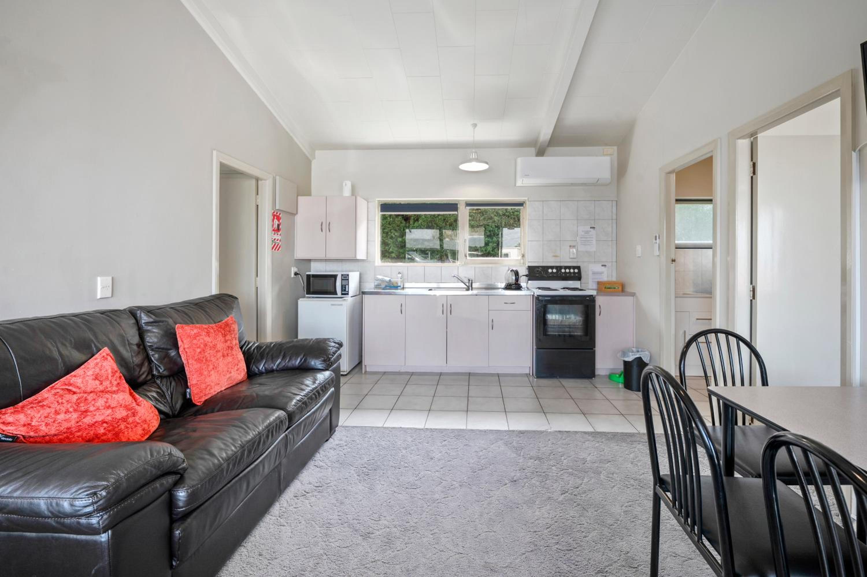 Jack & Di's Waiteti Lakefront Motel